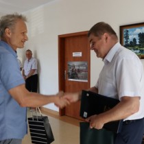 Powiększ zdjęcie Dyrektor do Spraw Lecznictwa  Zespołu Opieki Zdrowotnej we Włoszczowie pan Leszek Orliński przekazuje podziękowania panu Markowi Prokopowi.