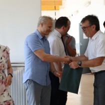 Powiększ zdjęcie Starosta Dariusz Czechowski wręcza podziękowania i drobne upominki przedstawicielom urzędów gmin oraz członkom Powiatowej Komisji Lekarskiej we Włoszczowie.
