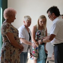 Powiększ zdjęcie Starosta Dariusz Czechowski wręcza podziękowania i drobne upominki przedstawicielom urzędów gmin oraz członkom Powiatowej Komisji Lekarskiej we Włoszczowie.