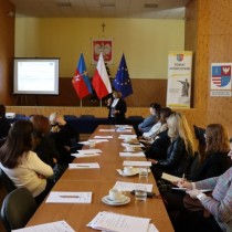 Powiększ zdjęcie Uczestnicy spotkania informacyjno-szkoleniowego z pracownikami Departamentu Wdrażania Europejskiego Funduszu Społecznego Urzędu Marszałkowskiego woj. Świętokrzyskiego.