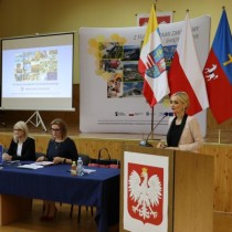 Powiększ zdjęcie Od%20prawej:%20Anna%20Kucharczyk%20zastępca%20dyrektora%20Departamentu%20Inwestycji%20i%20Rozwoju%20Urzędu%20Marszałkowskiego,%20Agnieszka%20Kubicka,%20wicedyrektor%20Wojewódzkiego%20Urzędu%20Pracy%20w%20Kielcach,%20Katarzyna%20Kubicka%20dyrektor%20Departamentu%20Wdrażania%20EFS..%20