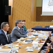 Powiększ zdjęcie Konsultacje społeczne programu regionalnego na lata 2021-2027. Od lewej siedzą: Burmistrz Grzegorz Dziubek, Starosta Włoszczowski Dariusz Czechowski, Członek Zarządu Rafał Pacanowski oraz Członek Zarządu Małgorzata Gusta.