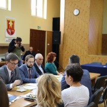 Powiększ zdjęcie Konsultacje społeczne programu regionalnego na lata 2021-2027. Od lewej siedzą: Starosta Włoszczowski Dariusz Czechowski, Członek Zarządu Rafał Pacanowski, wiceprezes OSM Włoszczowa Waldemar Gacek oraz Członek Zarządu Małgorzata Gusta.