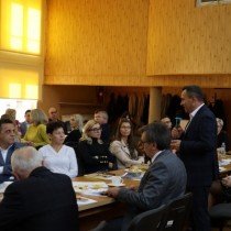 Powiększ zdjęcie Panel dyskusyjny podczas konsultacji społecznych programu regionalnego na lata 2021-2027 “Fundusze Europejskie dla Świętokrzyskiego” we Włoszczowie.