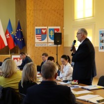 Powiększ zdjęcie Panel dyskusyjny podczas konsultacji społecznych programu regionalnego na lata 2021-2027 “Fundusze Europejskie dla Świętokrzyskiego” we Włoszczowie.