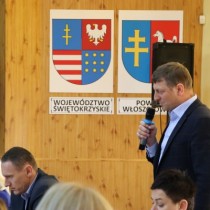 Powiększ zdjęcie Panel dyskusyjny podczas konsultacji społecznych programu regionalnego na lata 2021-2027 “Fundusze Europejskie dla Świętokrzyskiego” we Włoszczowie.