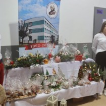 Powiększ zdjęcie Stoisko charytatywne, które przygotowali uczniowie Zespołu Szkół Nr 3 im. Stanisława Staszica we Włoszczowie.