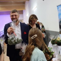 Powiększ zdjęcie Członek Zarządu Małgorzata Gusta  (od lewej) i dyrektor Szpitala Powiatowego we Włoszczowie Rafał Krupa ze stroikiem uczniów ZS nr. 3 im. S. Staszica.