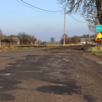 Powiększ zdjęcie Droga w Ojsławicach przed remontem.