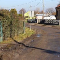 Powiększ zdjęcie Droga w Ojsławicach przed remontem.
