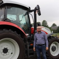 Powiększ zdjęcie Starosta Dożynek Powiatowych w Radkowie: Tomasz Popczyk z Ojsławic w swoim gospodarstwie.