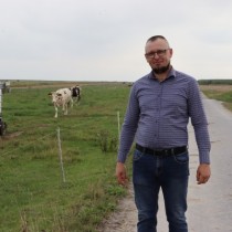 Powiększ zdjęcie Starosta Dożynek Powiatowych w Radkowie: Tomasz Popczyk z Ojsławic w swoim gospodarstwie.