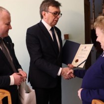 Powiększ zdjęcie Od%20prawej:%20Teresa%20Ostrowska,%20Starosta%20Włoszczowwski%20Dariusz%20Czechowski,%20Wicestarosta%20Łukasz%20Karpiński%20podczas%20wręczania%20nagrody%20w%20domu%20laureatki.