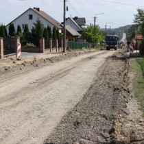 Powiększ zdjęcie Przebudowywana%20droga%20w%20Cieślach.