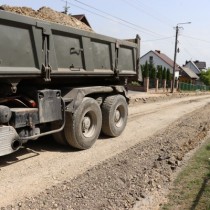 Powiększ zdjęcie Prace na przebudowywanej drodze w Cieślach.