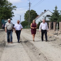 Powiększ zdjęcie Na przebudowywanej drodze w Cieślach. Od prawej idą: Wicestarosta Łukasz Karpiński, Wiceprzewodnicząca Rady Powiatu Włoszczowskiego Aneta Jończyk, Radny Dariusz Mietelski oraz Sołtys Ciesiel Bogdan Spurek.