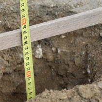 Powiększ zdjęcie Sprawdzanie warstwy podbudowy na przebudowywanej drodze w Cieślach. 
