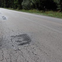 Powiększ zdjęcie Zniszczona droga powiatowa na odcinku Biadaszek – Włoszczowa