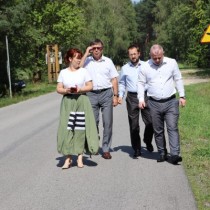 Powiększ zdjęcie Zarząd Powiatu Włoszczowskiego na drodze powiatowej na odcinku Biadaszek – Włoszczowa - robocza wizyta tuż przed oddaniem placu budowy wykonawcy robót