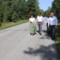 Powiększ zdjęcie Zarząd Powiatu Włoszczowskiego na drodze powiatowej na odcinku Biadaszek – Włoszczowa - robocza wizyta tuż przed oddaniem placu budowy wykonawcy robót