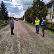 Powiększ zdjęcie Od lewej stoją: wicestarosta Łukasz Karpiński, przedstawiciel wykonawcy oraz starosta Dariusz Czechowski.