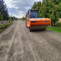 Powiększ zdjęcie Prace na przebudowywanej drodze w Kurzelowie.