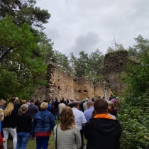 Powiększ zdjęcie Uczestnicy%20odpustowej%20mszy%20świętej%20w%20ruinach%20kościoła%20św.%20Michała%20w%20Gruszczynie.
