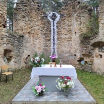 Powiększ zdjęcie Ołtarz w ruinach kościoła św. Michała w Gruszczynie przed mszą odpustową.