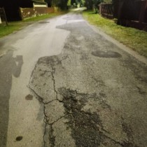 Powiększ zdjęcie Droga powiatowa ul. Zarzecze w Krasocinie przed remontem.