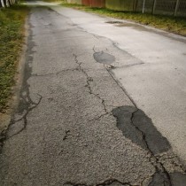 Powiększ zdjęcie Droga powiatowa ul. Zarzecze w Krasocinie przed remontem.