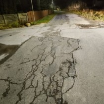 Powiększ zdjęcie Droga powiatowa ul. Zarzecze w Krasocinie przed remontem.
