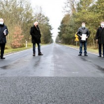 Powiększ zdjęcie Na drodze wojewódzkiej 795 od lewej stoją: Wicestarosta Łukasz Karpiński, Przewodniczący Rady Powiatu Włoszczowskiego Zbigniew Matyśkiewicz, Radny Sejmiku Województwa Świętokrzyskiego Artur Konarski, Starosta Włoszczowski Dariusz Czechowski