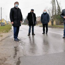 Powiększ zdjęcie Na%20ul.%20Sienkiewicza%20od%20lewej%20stoją:%20Starosta%20Włoszczowski%20Dariusz%20Czechowski,%20Przewodniczący%20Rady%20Powiatu%20Włoszczowskiego%20Zbigniew%20Matyśkiewicz,%20Wicestarosta%20Łukasz%20Karpiński,%20Radny%20Sejmiku%20Województwa%20Świętokrzyskiego%20Artur%20Konarski