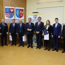 Powiększ zdjęcie Radna Młodzieżowej Rady Powiatu Włoszczowskiego z Posłem, przedstawicielami Sejmiku Województwa Świętokrzyskiego, Zarządem Powiatu i Przewodniczącym Rady Powiatu Włoszczowskiego