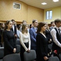 Powiększ zdjęcie Radni Młodzieżowej Rady Powiatu Włoszczowskiego składają ślubowanie