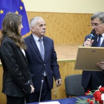 Powiększ zdjęcie Przewodniczący Sejmiku Województwa Świętokrzyskiego Andrzej Pruś wręcza list gratulacyjny przedstawicielce Młodzieżowej Rady Powiatu Włoszczowskiego