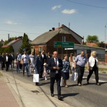 Powiększ zdjęcie Przemarsz uczestników I Świętokrzyskiego Zjazdu Rodzin Repatriantów do Parku Historii Krasocina