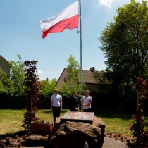 Powiększ zdjęcie Wciągnięcie na maszt flagi państwowej przy dźwiękach „Mazurka Dąbrowskiego”
