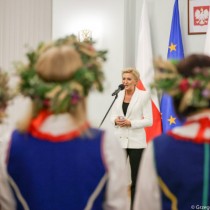 Powiększ zdjęcie Ogłoszenie wyników konkursu przez Małżonkę Prezydenta RP Agatę Kornhauser-Dudę