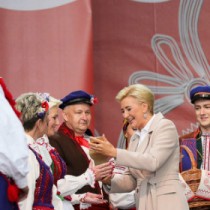 Powiększ zdjęcie Wręczenie nagród dla KGW z Występ podczas Dożynek Prezydenckich