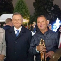 Powiększ zdjęcie Para Prezydencka z muzykami wchodzącymi w skład delegacji z powiatu włoszczowskiego