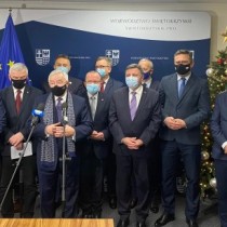 Powiększ zdjęcie Uczestnicy konferencji prasowej w Kielcach.