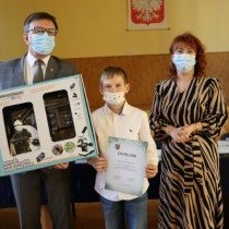 Powiększ zdjęcie Starosta Włoszczowski i Członek Zarządu Powiatu z laureatem konkursu