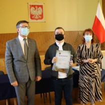 Powiększ zdjęcie Starosta Włoszczowski i Członek Zarządu Powiatu z laureatem konkursu