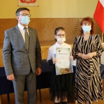 Powiększ zdjęcie Starosta Włoszczowski i Członek Zarządu Powiatu z laureatką konkursu