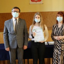 Powiększ zdjęcie Starosta Włoszczowski i Członek Zarządu Powiatu z laureatką konkursu