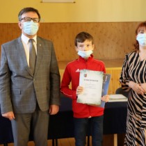 Powiększ zdjęcie Starosta Włoszczowski i Członek Zarządu Powiatu z laureatem konkursu