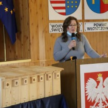 Powiększ zdjęcie Pracownik Wydziału Rolnictwa, Lesnictwa i Ochrony Środowiska ogłasza wyniki konkursu