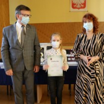 Powiększ zdjęcie Starosta Włoszczowski i Członek Zarządu Powiatu z laureatką konkursu