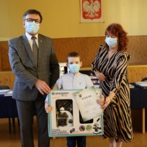 Powiększ zdjęcie Starosta Włoszczowski i Członek Zarządu Powiatu z laureatem konkursu